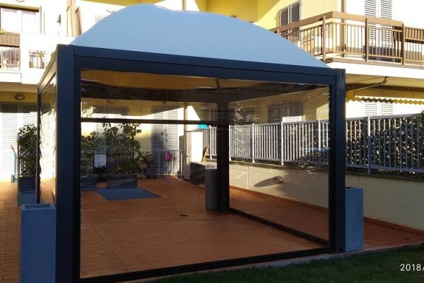 Gazebo in alluminio con gronde perimetrali