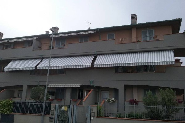 Tende a bracci con motori Somfy e sensore vento 3D