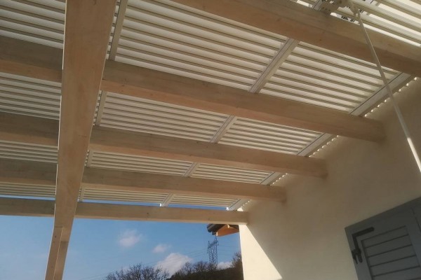 Copertura con lame orientabili istallata su struttura in legno