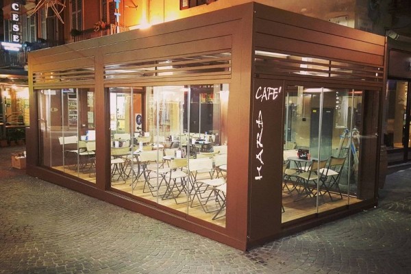 Pergola in piano con chiusure